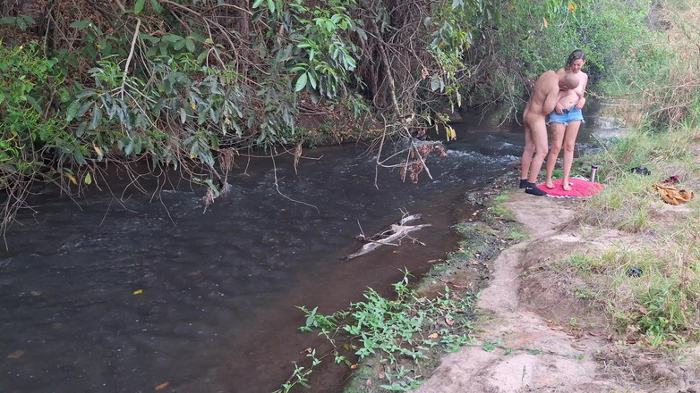 Gabi SweetCouplesStories: Fremde werden beim sex am Wasserfall erwischt.