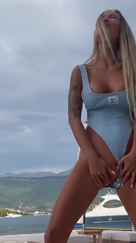 Monika fox con plug anale grande si masturba e schizza di fronte alla splendida vista