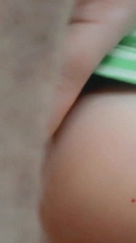 비정형 버스에서 짧은 치마 아래 몸집이 작은 보지를 만지는