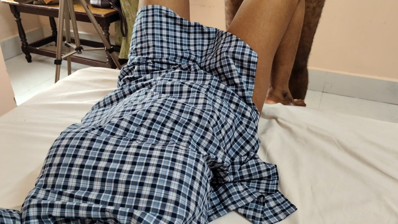 Pushpa studio: Studente deelde bed met stiefvader