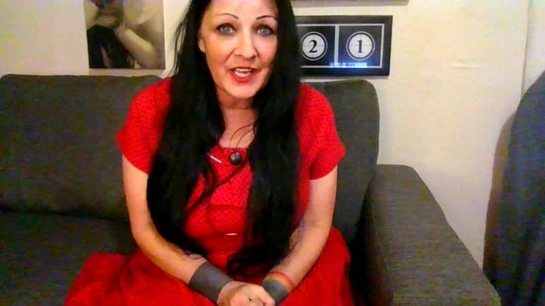 Abby Anna: Sexy MILF Zívání