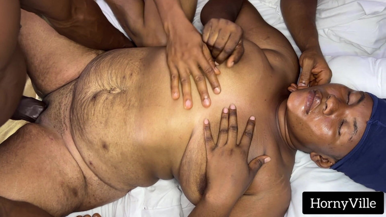 HornyVille: Awek montel dikongsi dan dikongkek oleh dua awek miang
