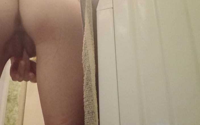 Lesbian-illusion: O fată slabă cu fundul mic se masturbează și ejaculează rapid