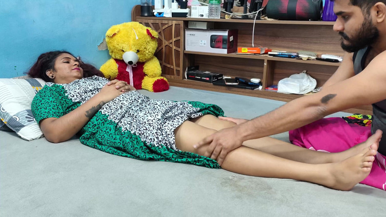 Vaishnavysharunraj: malyaali patni pairon ki maalish pati dvara kar rahi hai