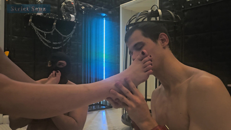 Strict Senz: Lady Zara舔脚裸露的脚刺激撸管比赛吞精