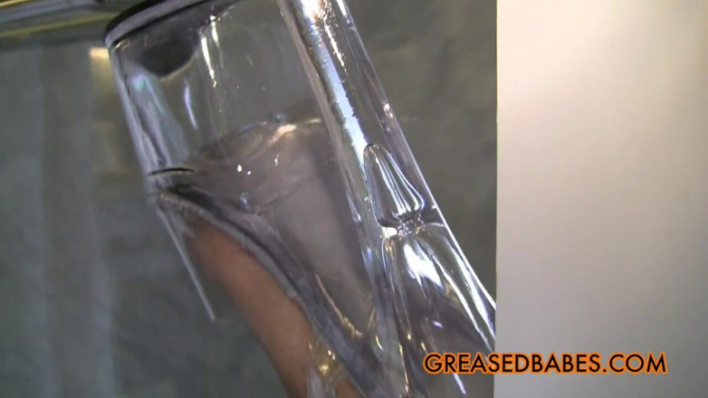 Greased Babes XXX - Greasy Tits and Oiled Asses: La magra teen ebano Inanna si olia il corpo nudo...