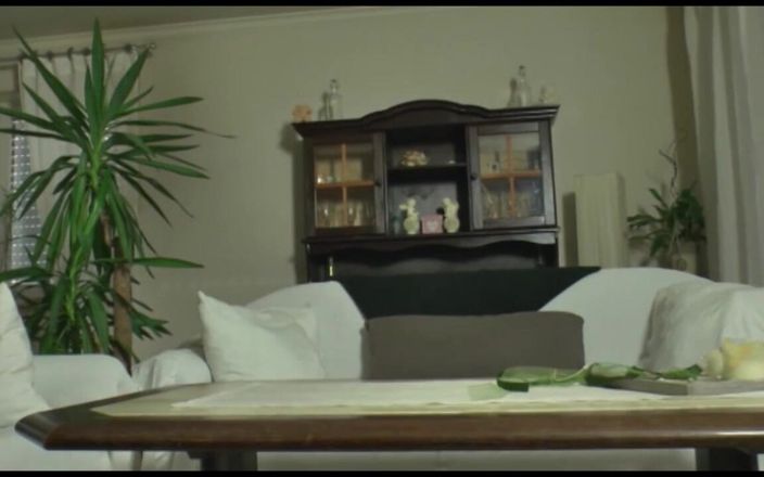 MMV films - The Original: Heta och slampiga MILFs i sexiga underkläder knullas i full...