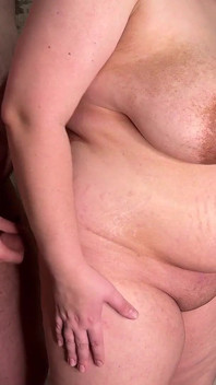 ぽっちゃりした熟女の妻が夫の前で他の男性と妊娠する