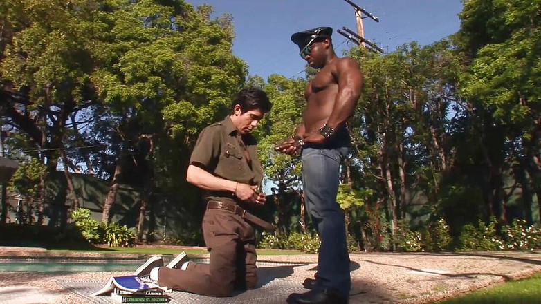 Gay 4 Pleasure: Мускулистий чорношкірий чоловік трахає покірного білого чувака