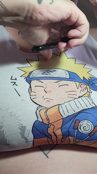 Cortando minha camisa para que possa caber melhor (sfw)
