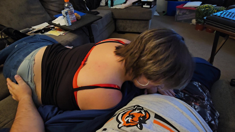 Funhousewife69: Mi ho comprato un sottomesso quindi l'ho premiato mentre ha...