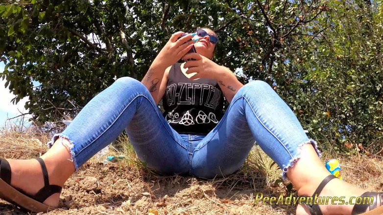 Pee Adventures: Pișându-se prin blugi în timp ce vorbește la telefon