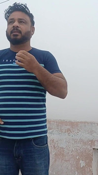 Il Papà Indiano Si Toglie I Vestiti Nella Nebbia Invernale Gelosa