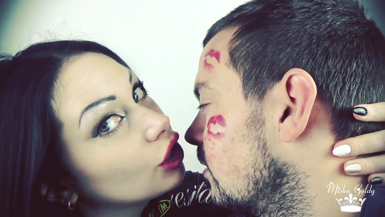 Goddess Misha Goldy: Alex mit rotem glänzendem lippenstift bedeckt, küsst auf seinem gesicht!