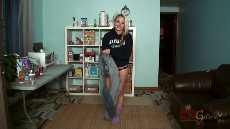 ATKIngdom Fans: Ashley Stone lors d'un tournage vidéo entre des scènes de...