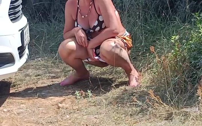 Serge Didier: De vrouw plast op de parkeerplaats van het strand