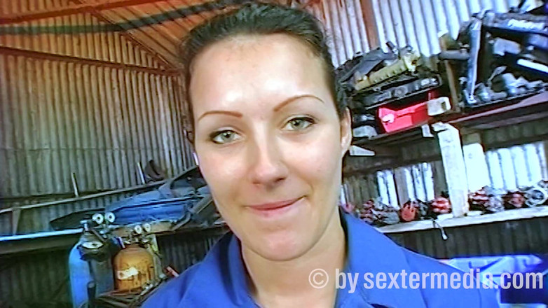 Sextermedia by Pete: Clip di garage si spoglia e si masturba la fica