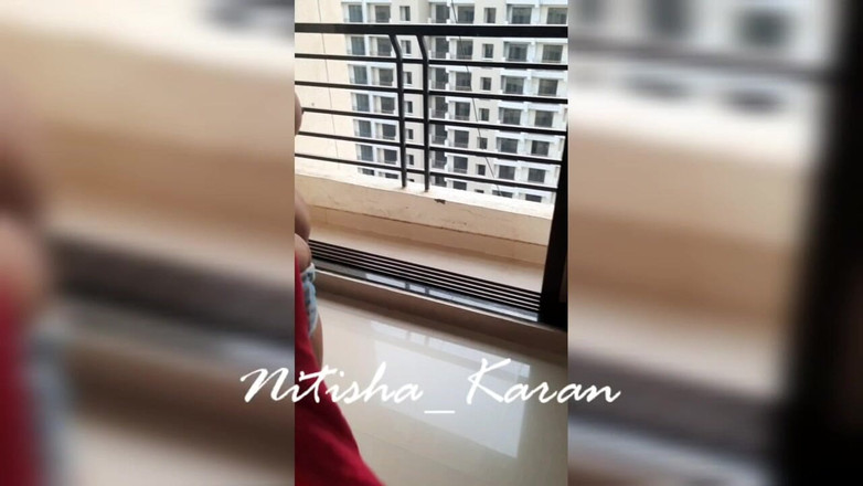 Karan Nitisha: Tantangan topless di pinggir jalan dengan latar belakang yang trafis