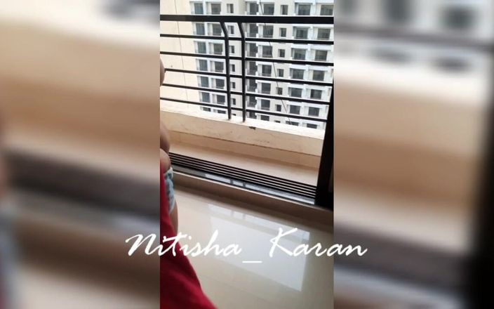 Karan Nitisha: Tantangan topless di pinggir jalan dengan latar belakang yang trafis