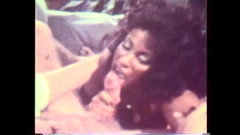 Vintage megastore: Americké vintage porno video s uvolněnou brunetkou, která kouří péro...