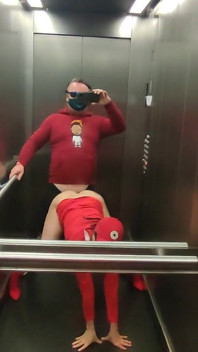 berisiko banget di dalam lift sama tetangganya yang hot dada deville