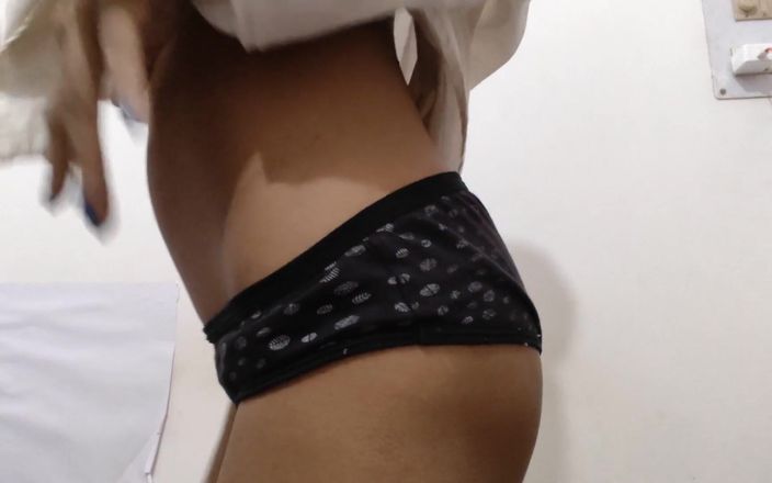 desigirl93: Se bucură în secret foarte mult, apăsându-și țâțele fierbinți, apăsându-și pizda, extrăgând...