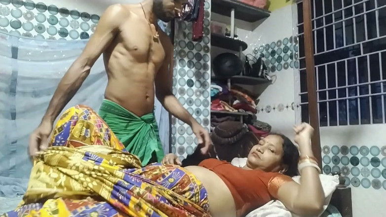 Indian anty hot sex: The Stepmother Had Sex with Her Husband While Wearing a...