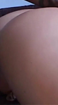 Due grossi cazzi neri sembrano essere troppo per questa piccola troia bianca