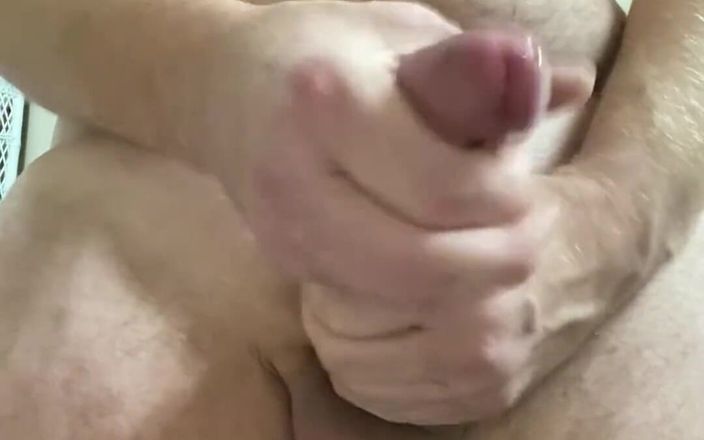 RealBigDill: あなたのふしだらな妻は帰宅途中で立ち止まり、あなたが食べるためにクリームパイを拾いました