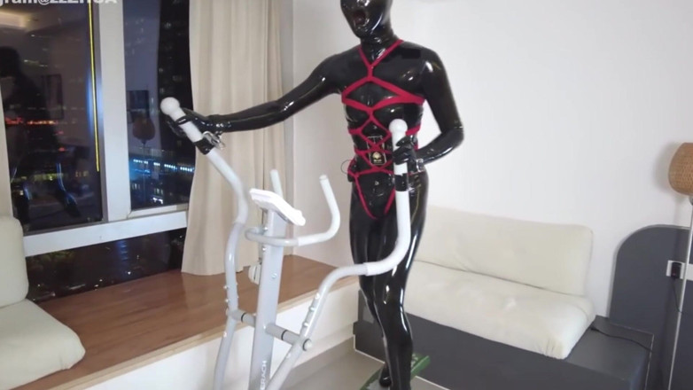 Aisan girl bondage: Mz27 - o fată legată în latex merge pe o bandă de...