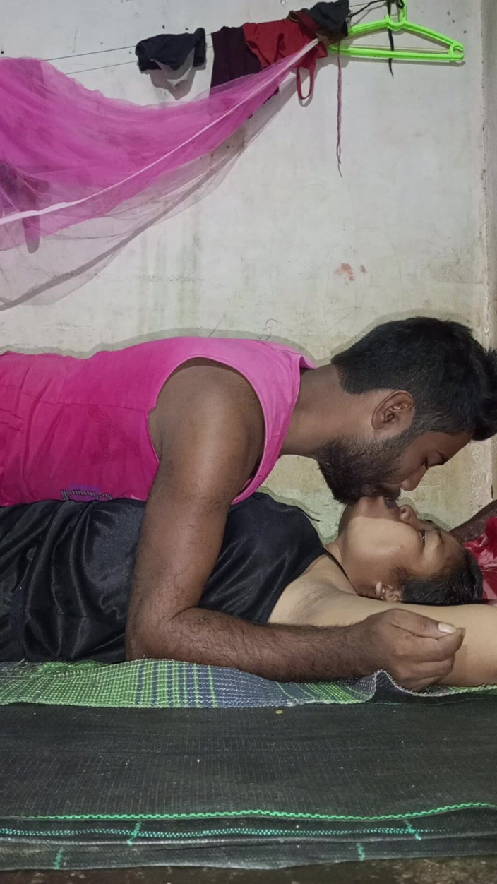 Mridulmadhu: Marido y esposa en video completo deshi sexy