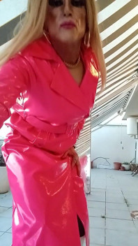 Blondine allein im freien