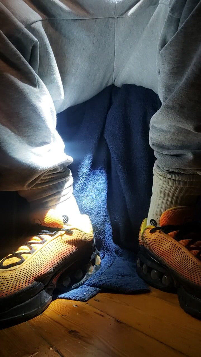 SmokedAlloy2: Dj-bro kencing dan permainan dengan stokin kotor.... Tukul di atasnya!