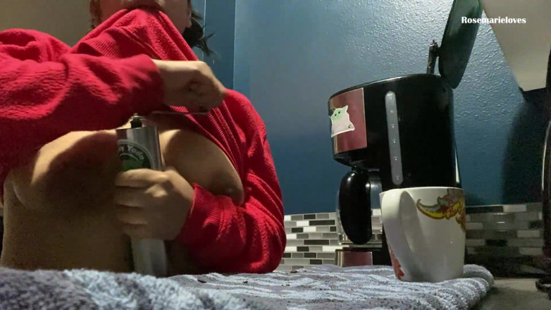 RosemarieLoves: En primer plano - milf asmr moliendo granos de café en...