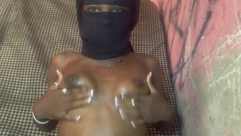 Browngurl234: Quente pequena negra gata curte momento solo acariciando seus peitos
