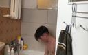 Gunter Meiner: Chudy chłopak szarpie się pod prysznicem