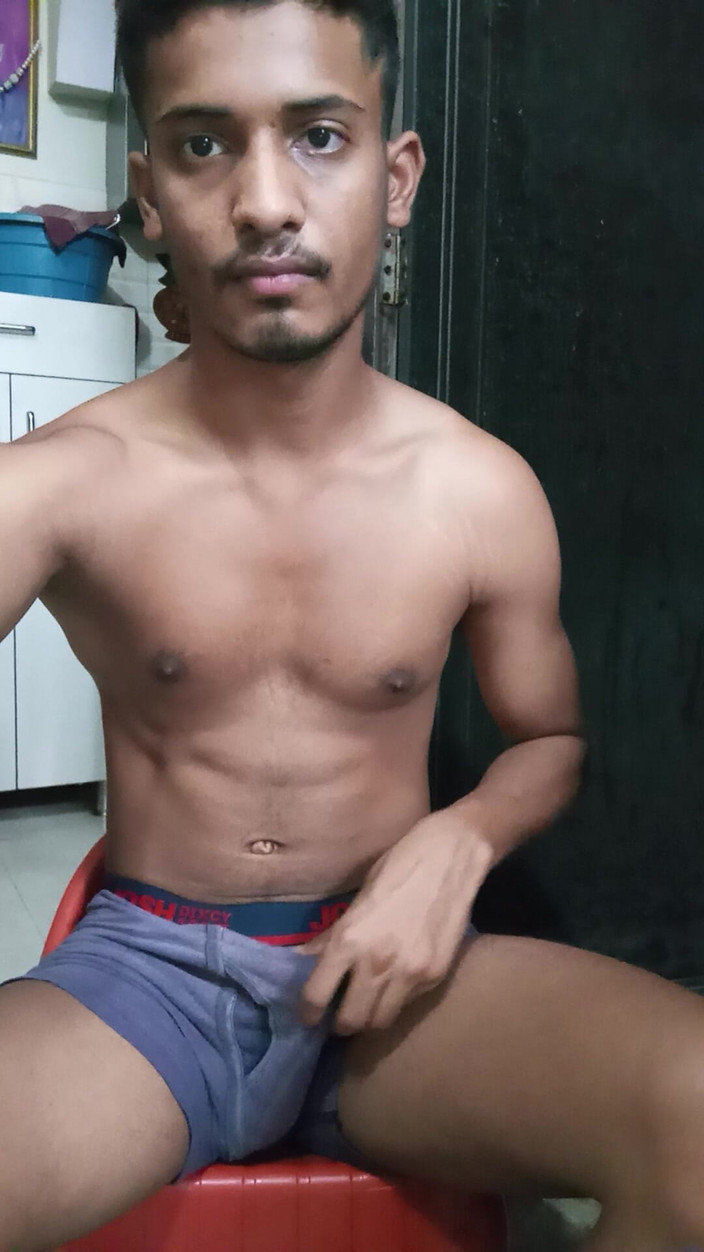 Curlyboy: Indický mladý muž masíruje velké na webové kameře