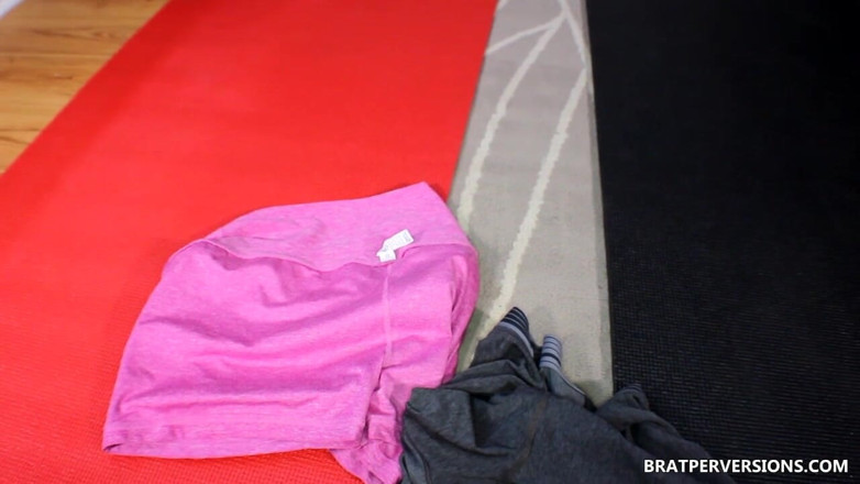 Lesbica XXX: Stinky farts at yoga class