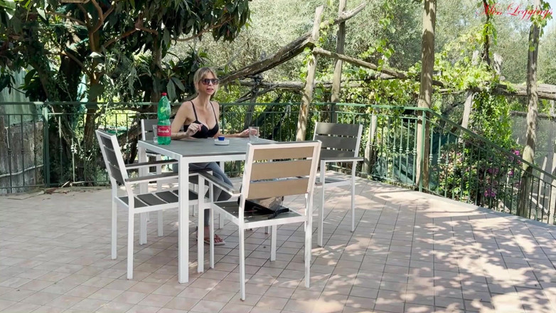 MissLeggings: Dychtivá nevlastní matka se vzrušuje a vyprovokuje panna na dovolené