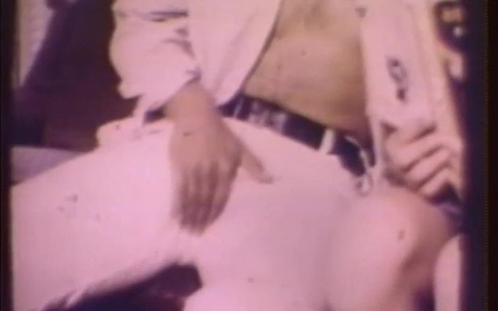 Vintage megastore: Un vieux pervers excité pour la chatte d&amp;#039;une adolescente