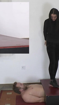 Mistress Dyanna depcze podczas niewolniczych orgazmów! obraz w obrazie