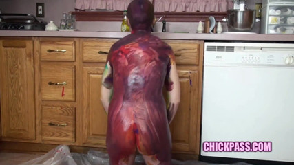 ChickPass Amateurs: La tipa pelata Shelly dipinge il suo corpo nudo