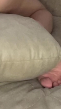 Chica se corre de la masturbación con un vibrador