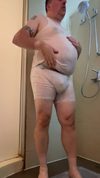 uktattooedchub74: Vêtements blancs mouillés douche une