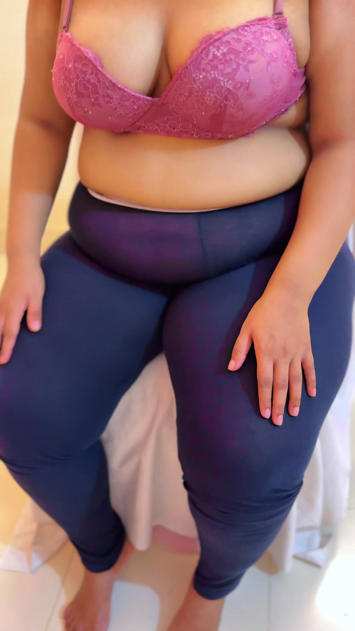 Aria Mia: Stor röv &amp;enorma bröst het latina tjej kåt på stol &amp;hon vill...