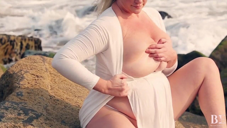 Blush erotica: gruba z przebitymi sutkami i łechtaczką drażni imbirową cipkę na plaży...
