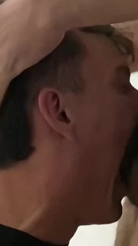 Ci avvicini... Voglio che tu senta che ogni centimetro mi scompare in gola.