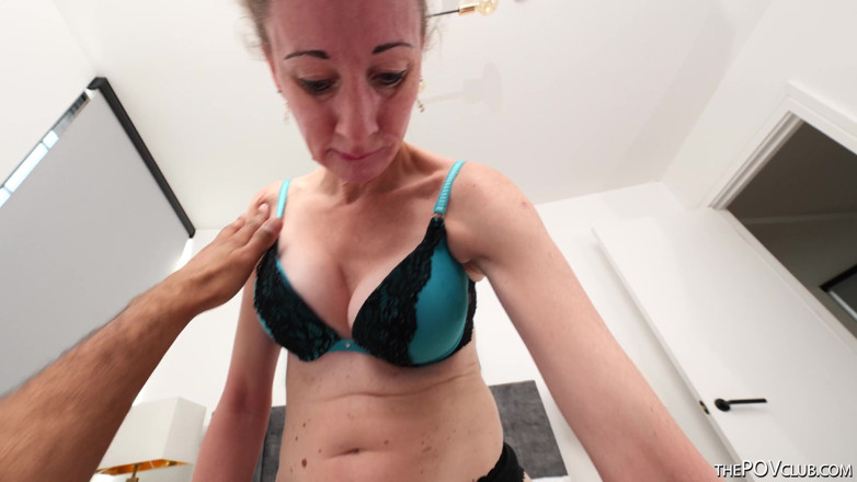 Older Lady Fun: 영국 미시 GILF 스칼렛 루이스 POV 인종 간 질싸