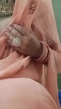 Indische Homo Travestiet Bottom Gaurisissy Drukt Op Haar Grote Borsten En Vingert in Haar Kont in Zijdeachtige Saree