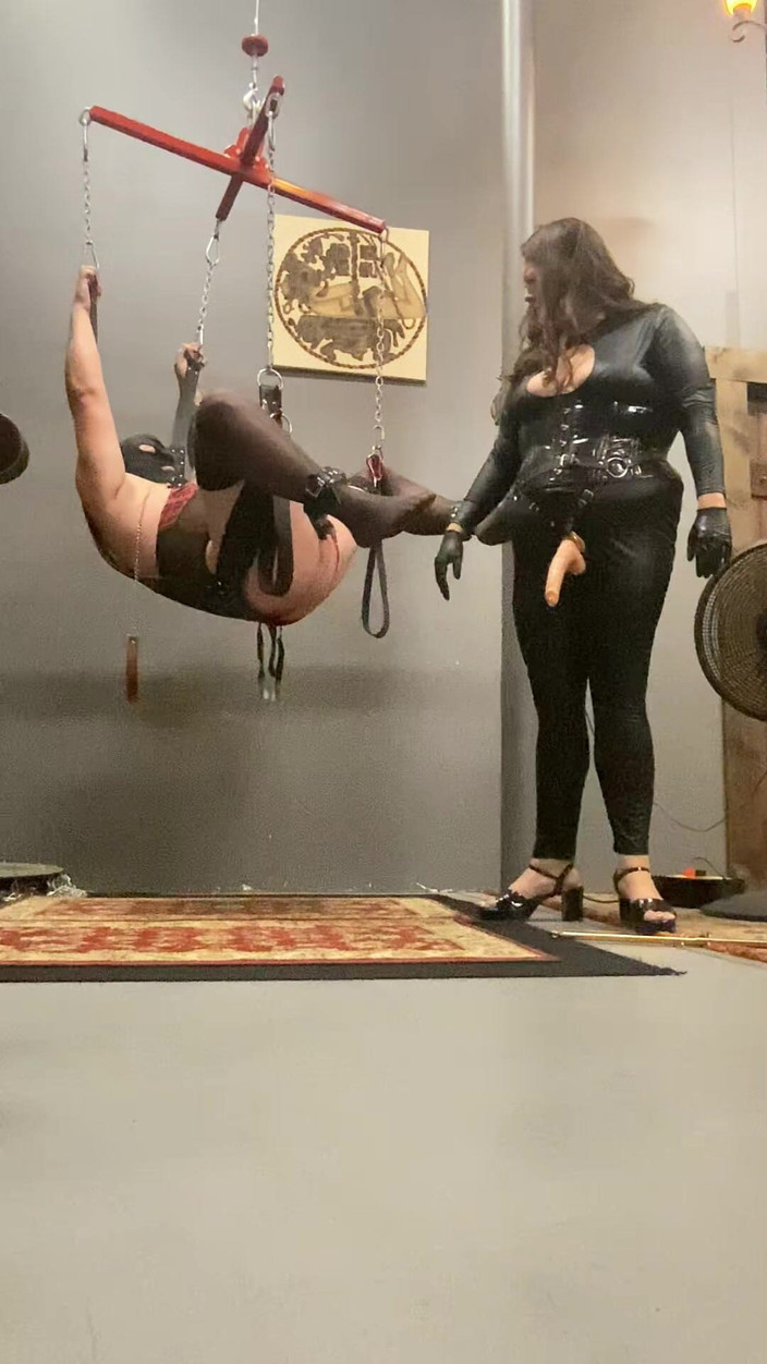 Mistress Scarlet Kiss: Maricas sem mãos goza prematuramente em castidade durante pegging e...